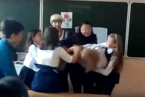 Убийцы девочки в хабаровске. Издевательства старшеклассников. Школьницы. Диана мелисон в школе. Две школьницы картинки.