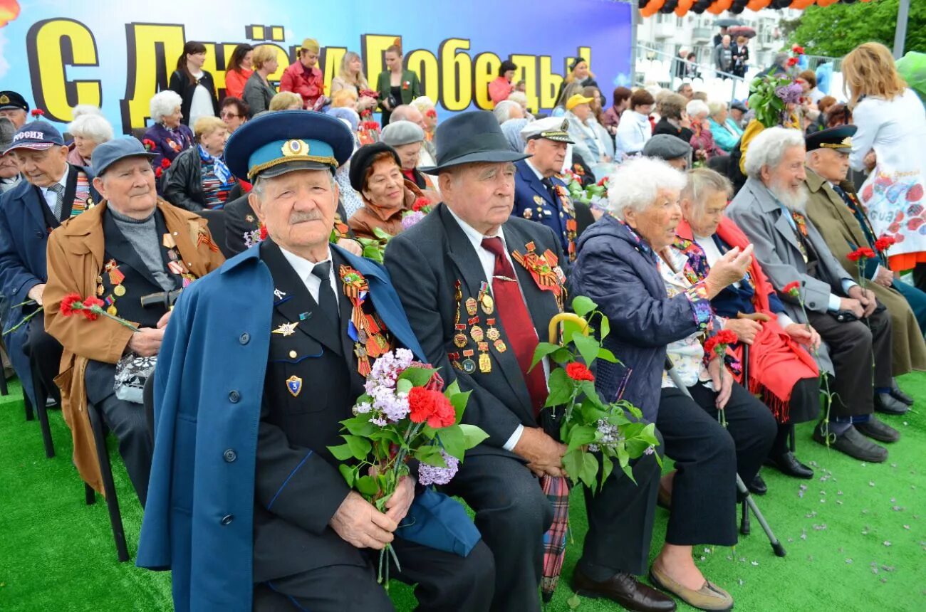 Парад солнечном. Празднование 9 мая. Празднование дня Победы. День Победы фотографии празднования. Традиции празднования дня Победы.