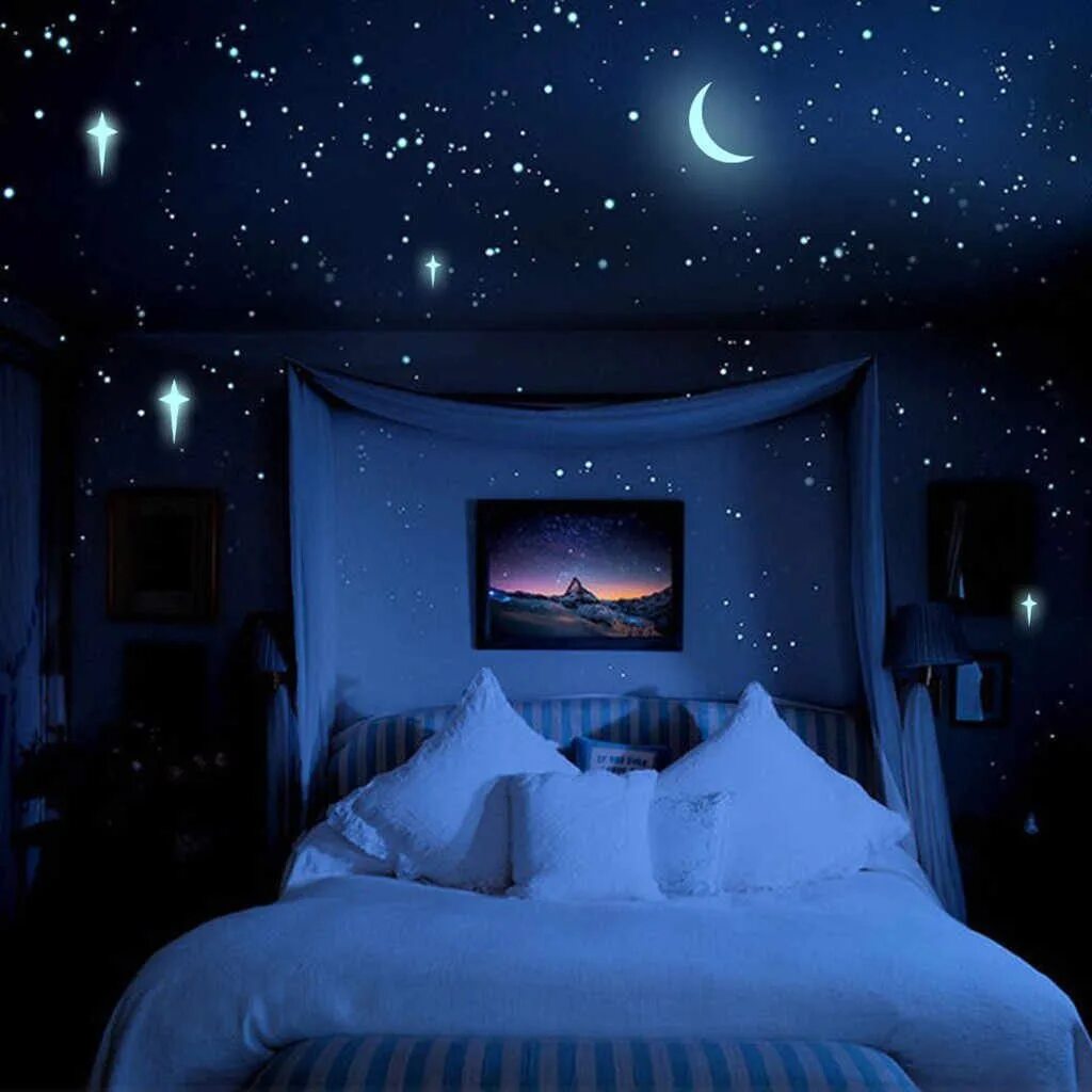 Почему там ночь. Комната ночью. Кровать ночью. Спальня ночью. Комната со звездами.