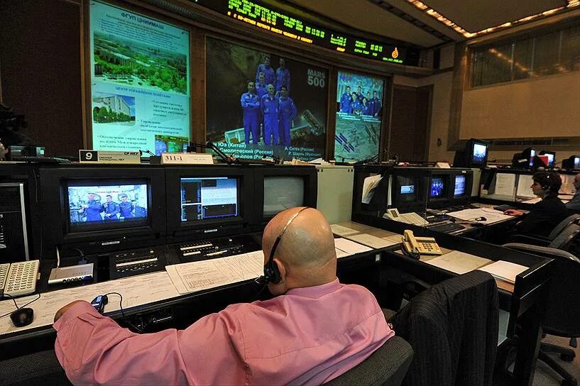 центры управления полетами космических аппаратов. цуп роскосмос. цуп мкс. центр управления полетами байконур. мониторы в цупе.