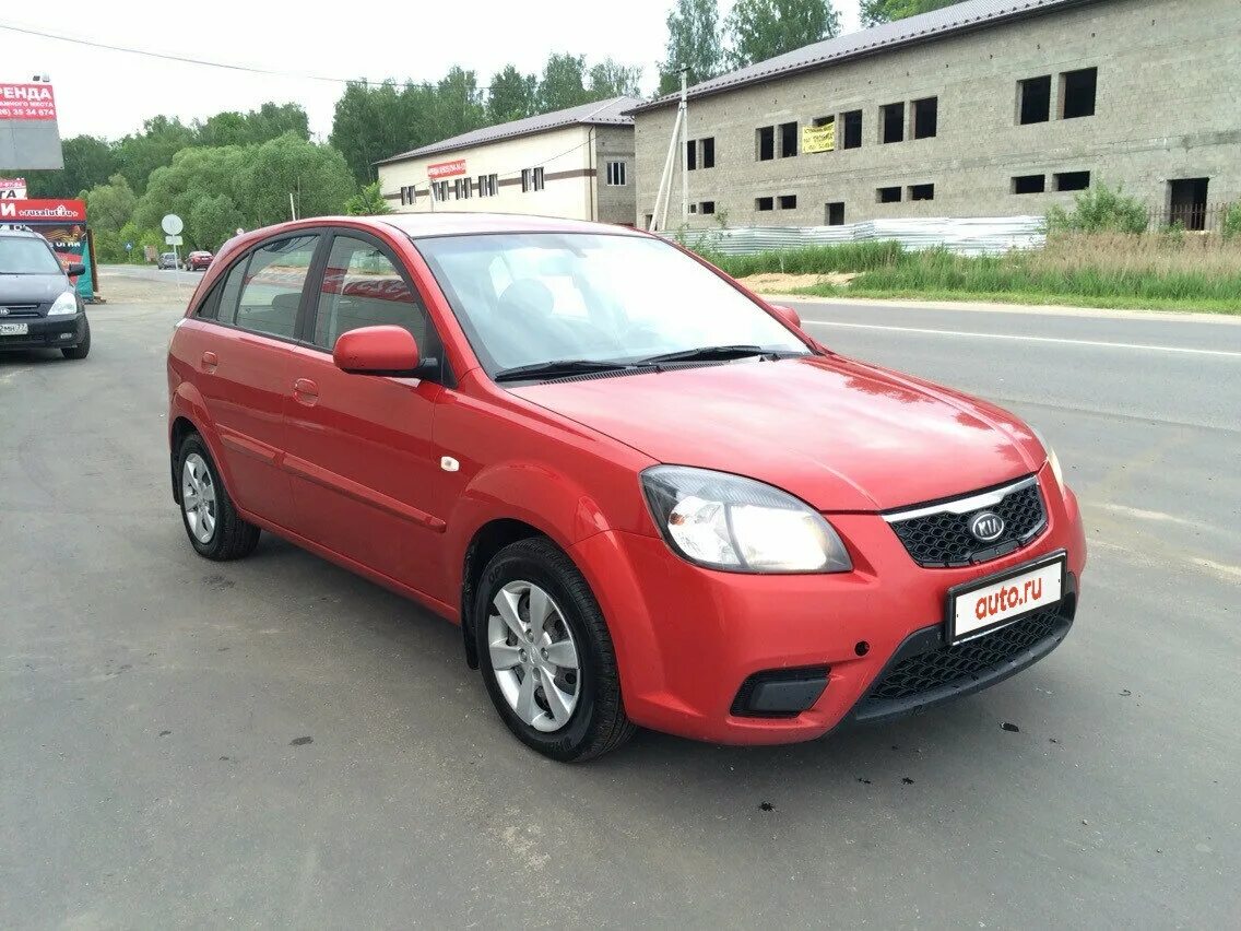 Купить б/у Kia Rio III 5-speed 1.6 MT (123 л.с.) бензин механика в Москве: красн