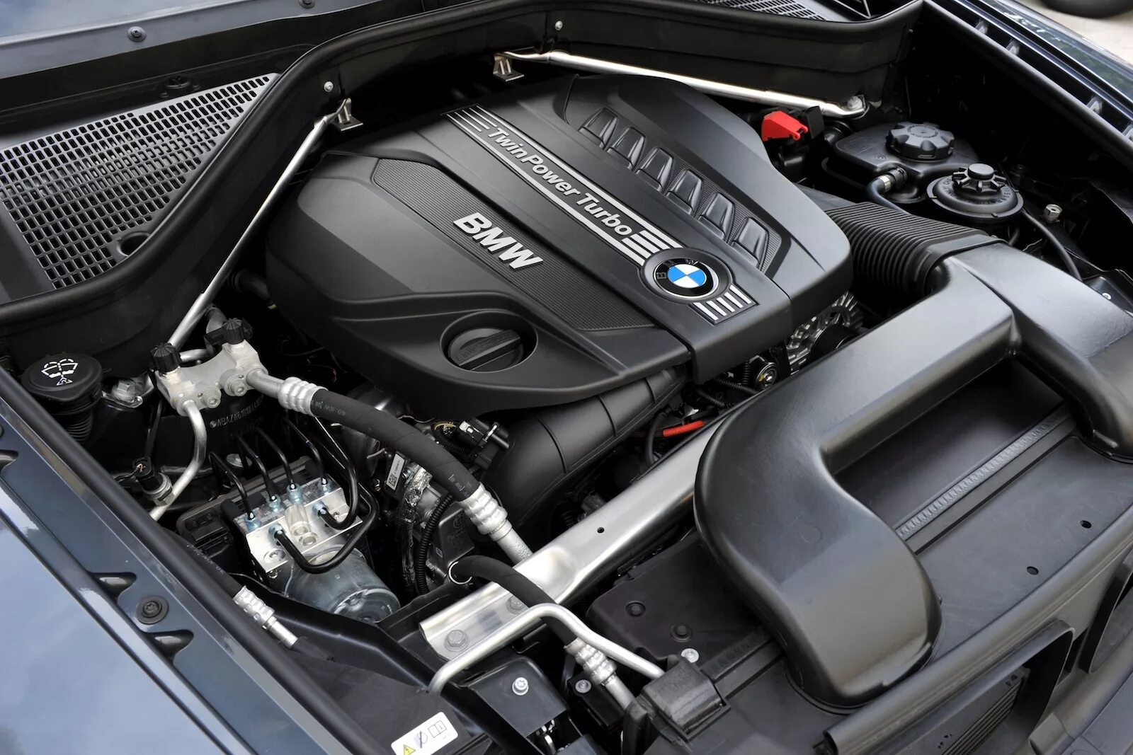 Двигатель бмв x6. BMW 40d мотор. BMW x5 e70 Diesel Motor. BMW e70 40d двигатель. X5 e70 40d двигатель.