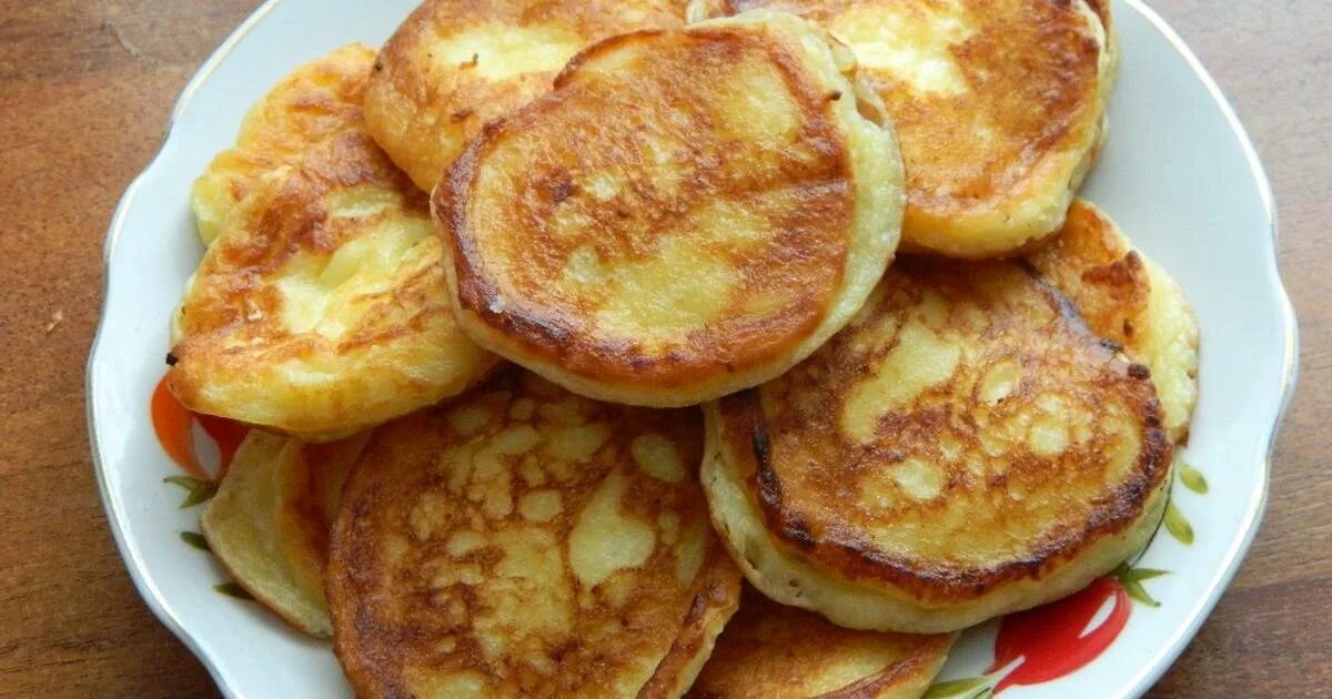 Яблочные оладьи. Оладьи из яблок самый вкусный. Оладьи на кефире с яблоками и творогом. Оладьи на кефире с яблоками и творогом. Оладушки с яблоками и творогом.