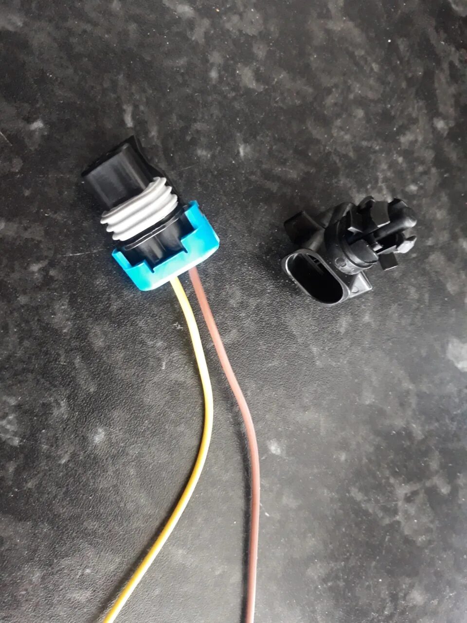 Разъем датчика температуры воздуха. Разъем датчика температуры воздуха ваз 2110. Разъем датчика температуры наружного воздуха ваз 2110. Разъем датчика температуры воздуха. Разъем датчика температуры окружающей среды камри 40.