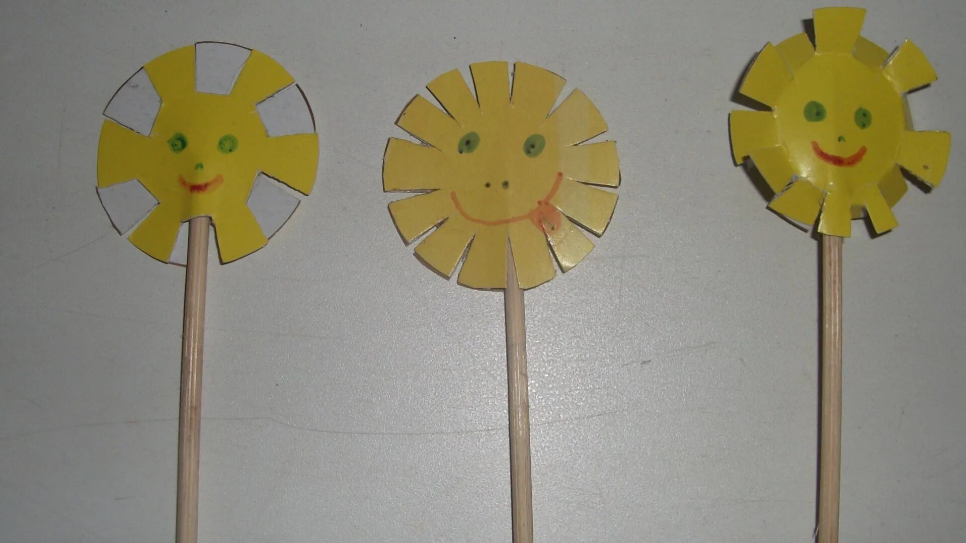поделка солнышко на палочке. солнышко на масленицу на палочке. солнышко на палочке своими руками. солнце на палочке поделка. поделка солнце из бумаги.