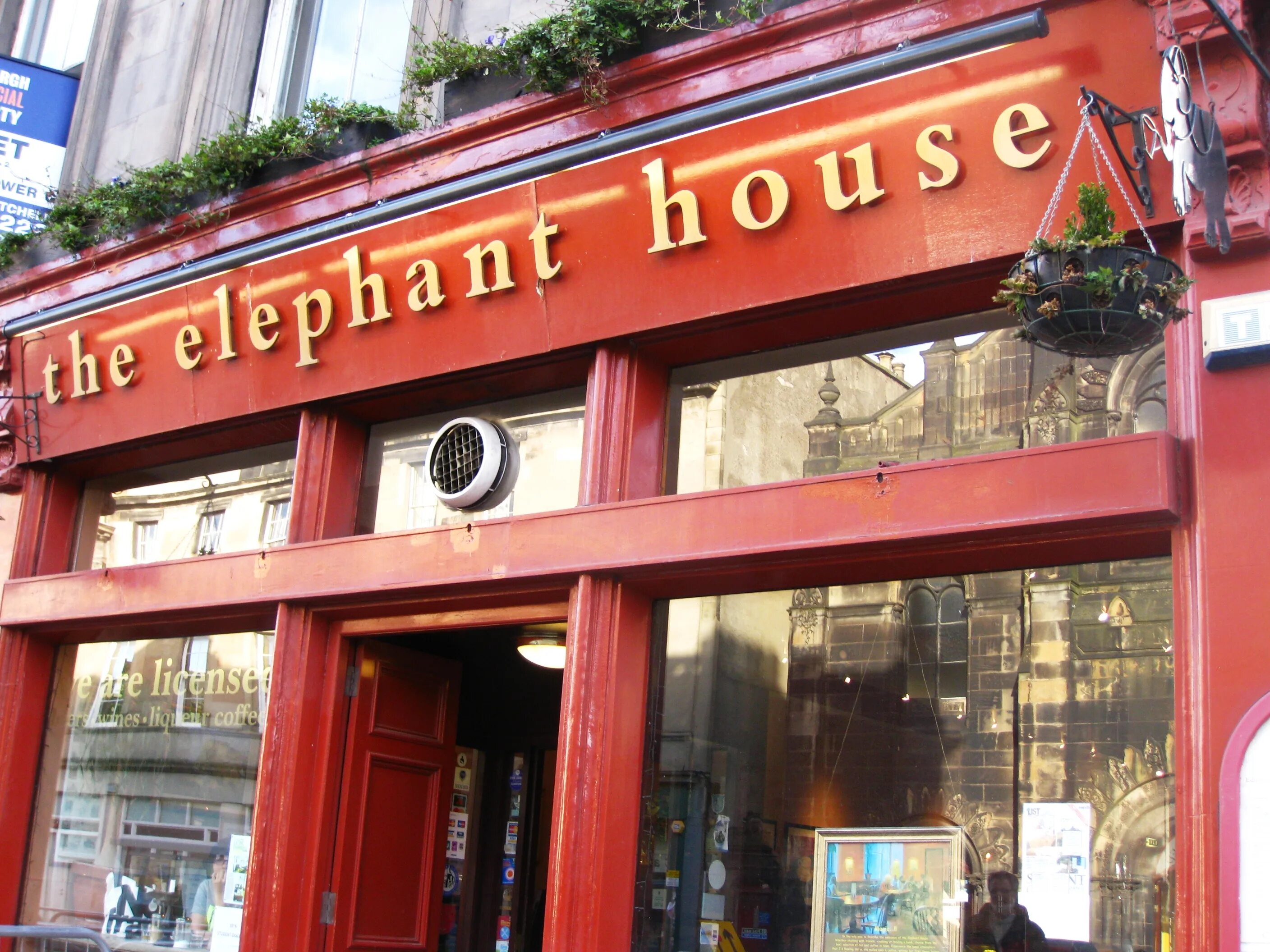 Elephant house. Elephant House Cafe Эдинбург. Кафе в Эдинбурге Роулинг.