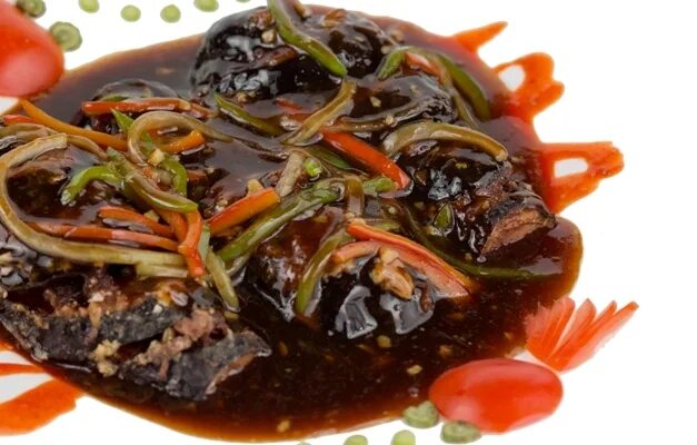 баклажаны со свининой. свинина с баклажанами. свинина запеченная с баклажанами. свинина с баклажанами. баклажаны со свининой.