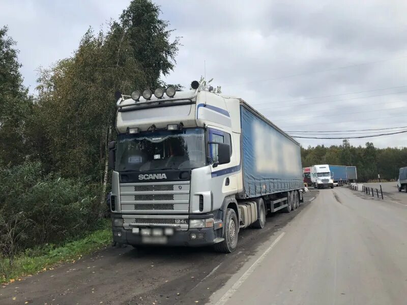 Ооо грант вакансии водитель е. Скания 114 л. 460 с полуприцепом. Водитель е в вологде. Грузовик пресс.