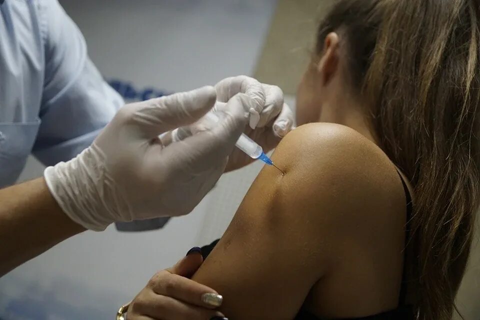 Введение вакцины в дельтовидную мышцу. Укол прививка. Прививку под лопатку.