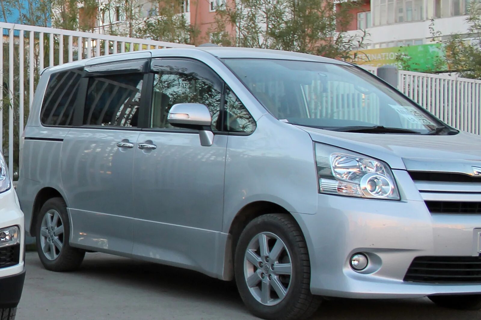 Toyota noah масло. Минивэн Тойота Ноах. Тойота минивэн 0.9. Тойота минивэн 2007. Тойота минивэн дизель 2,0.