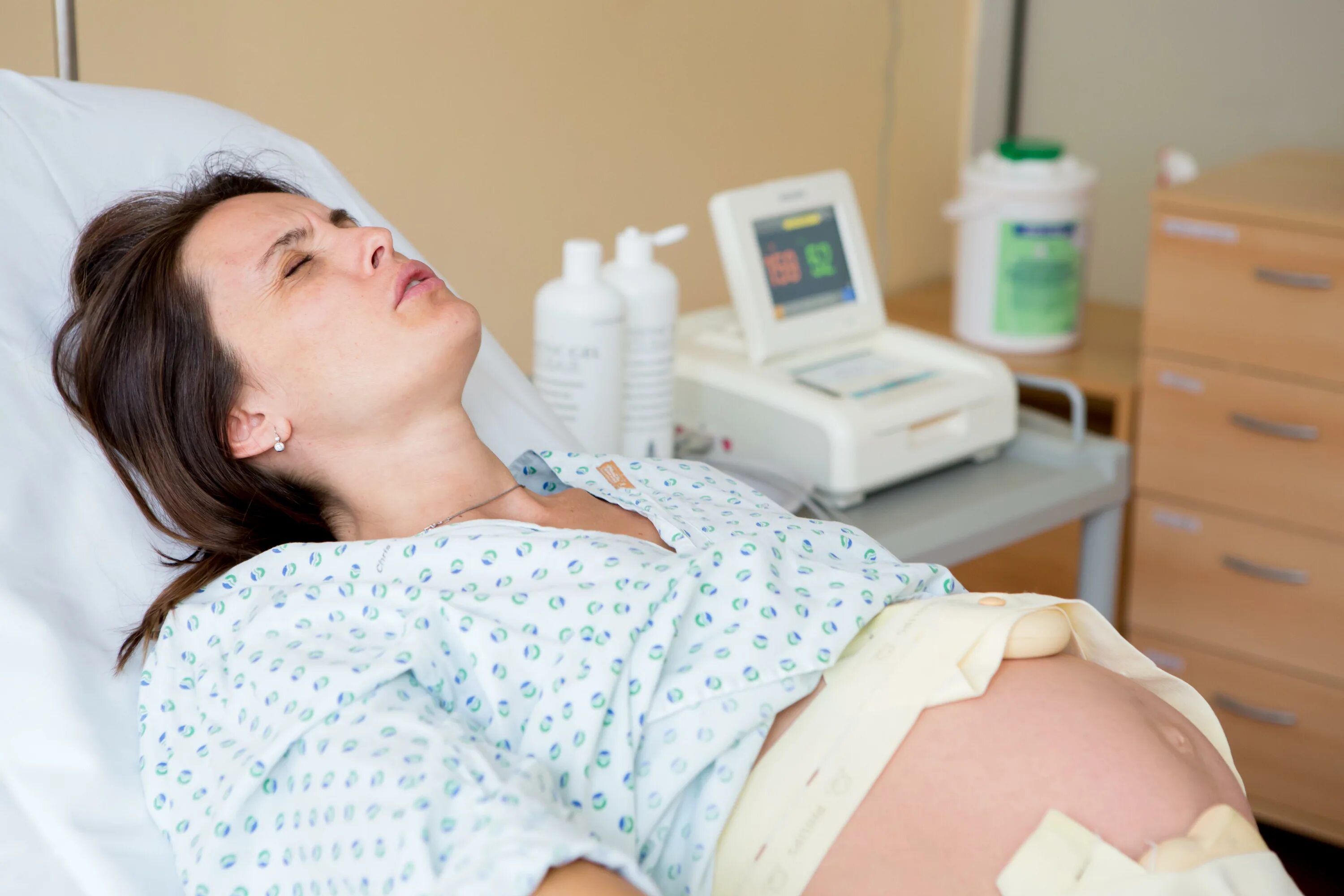 Роды беременных женщин в больнице. Беременна женщены рожают.