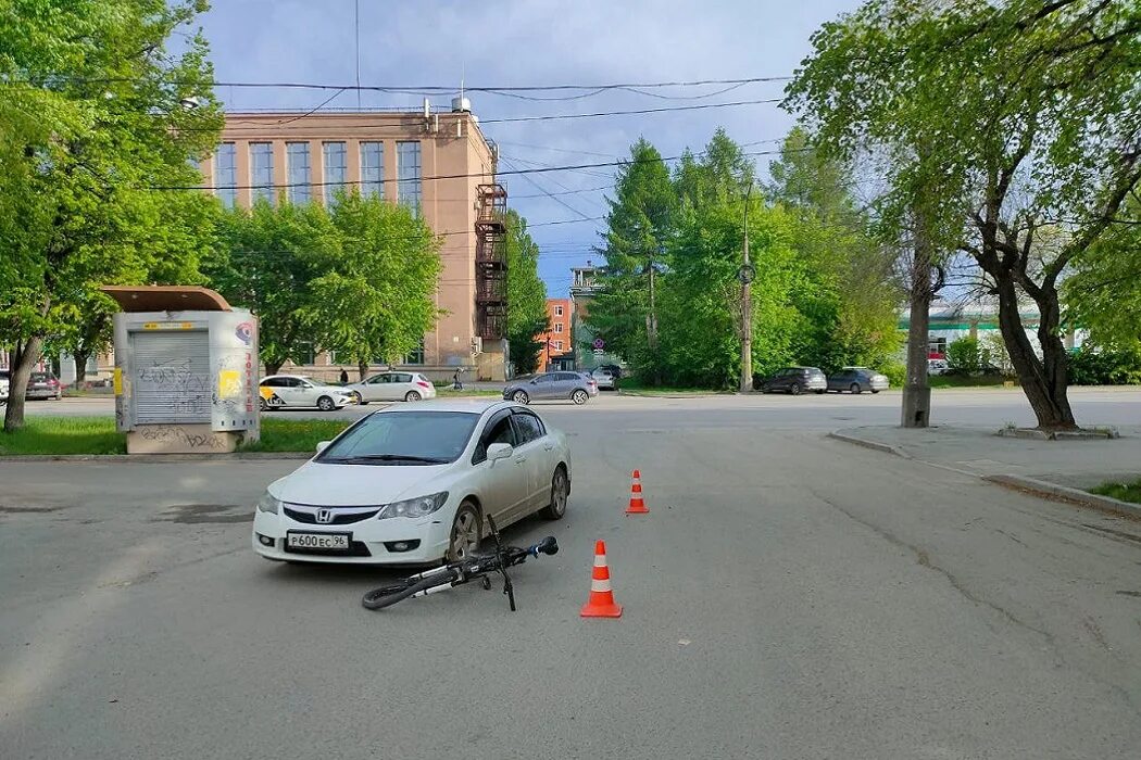 ДТП Екатеринбург Машиностроителей. ГИБДД на Уралмаше Екатеринбург. Велосипедиста сбила машина. Пострадавшие велосипедисты