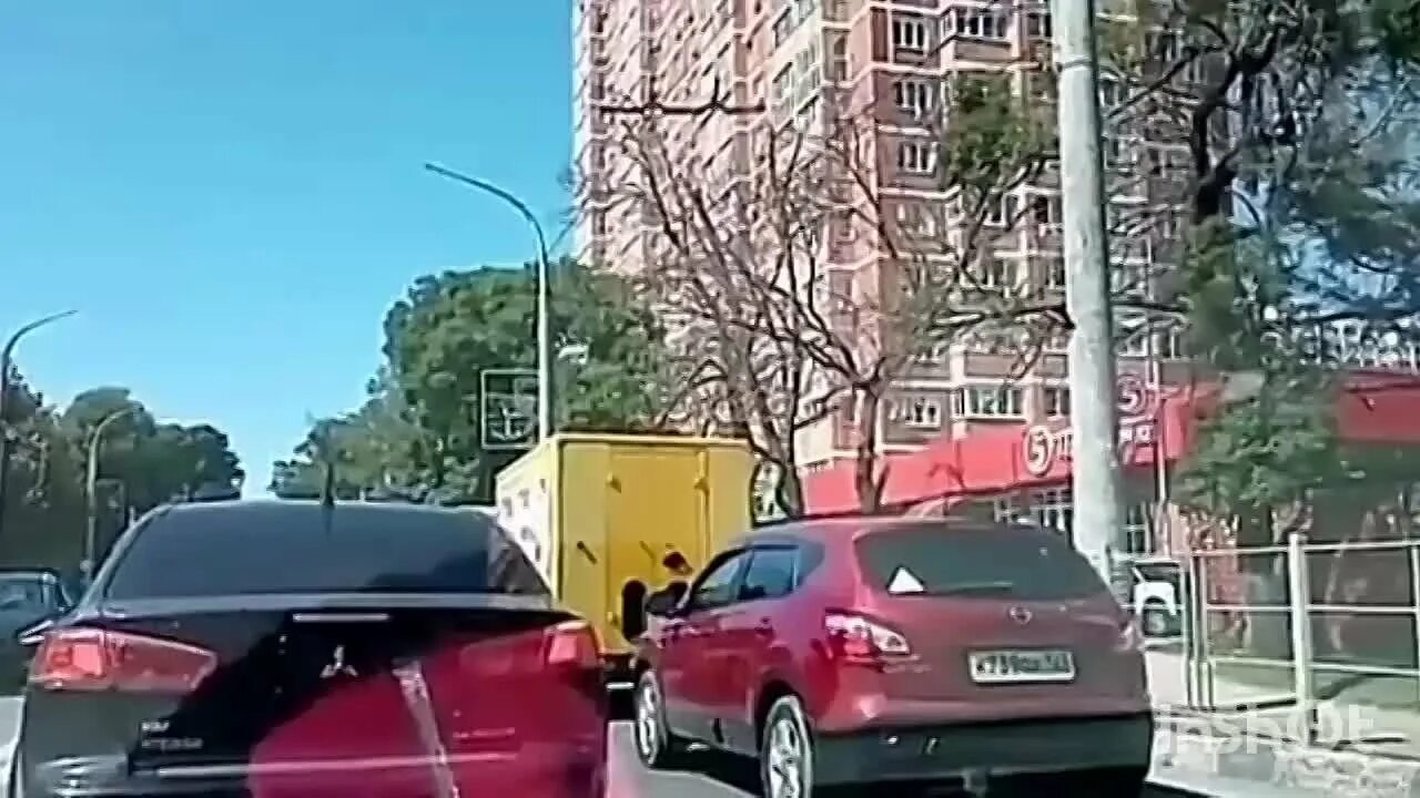 Контейнер упал на машину новороссийск. Юг-авто яблоновский. Машина бэха краснодар. Видео машина в краснодаре. Видео машина в краснодаре.