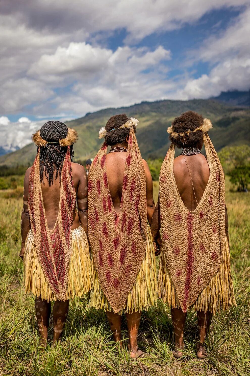 Племя Дани новая Гвинея. Дикие Папуасы новой Гвинеи. Аборигены одежда женская.