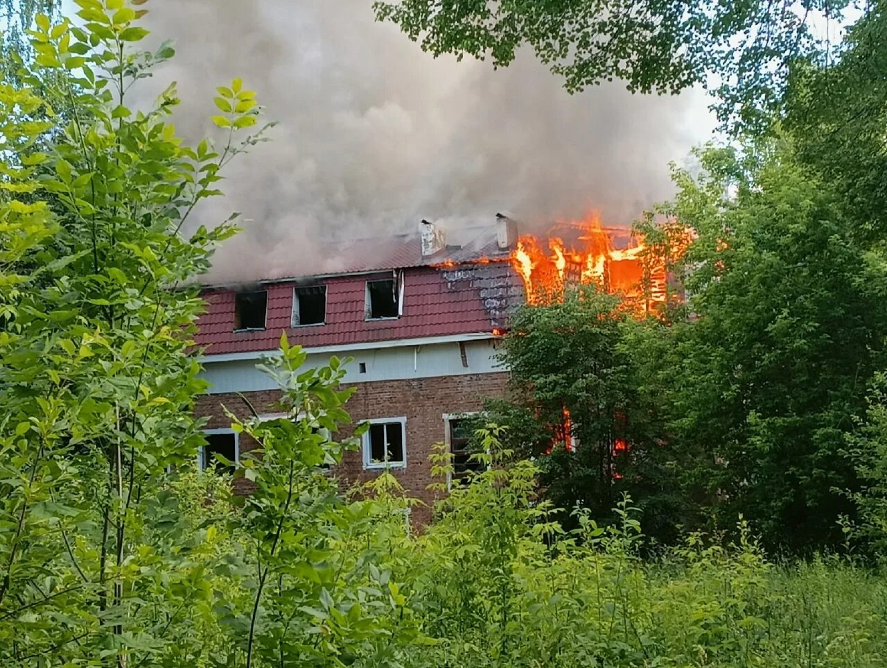 В каком году сгорела хромая. Пожар в Ярцево. Пожар в доме. Дом горит. Сгоревший дом.