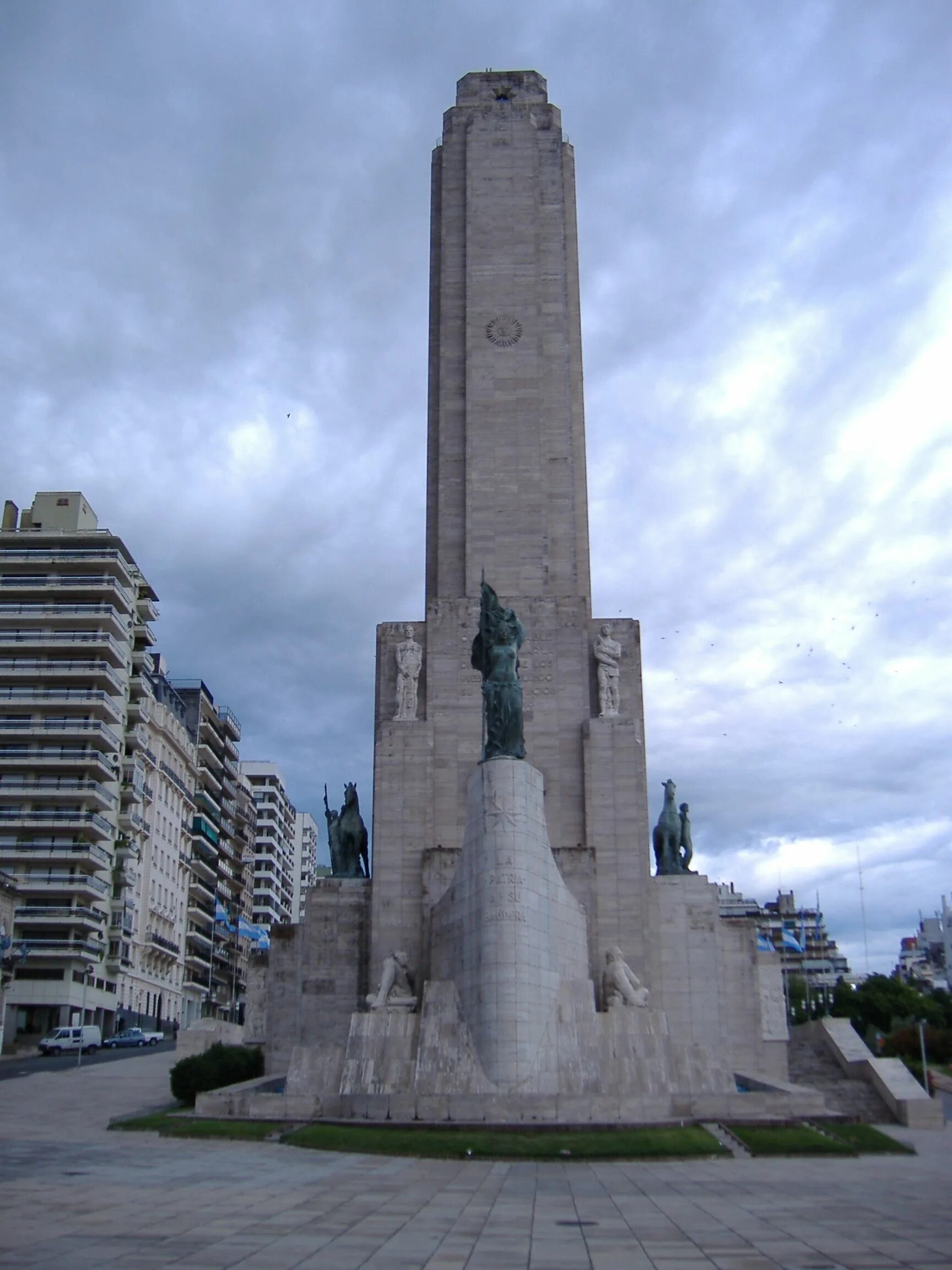 Памятники знаменам. Monumento Grey. Bandera Sculpture Rosario. Памятник la Nacion Argentina a la assmblea. Monumento Nacional 1930-1988 туалетная вода.