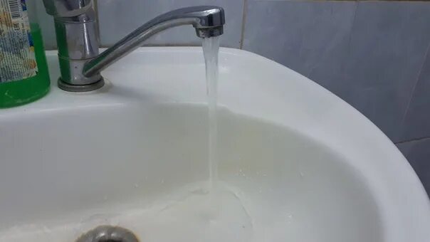 Вода из под крана. Плохая вода из крана. Чистая вода из крана. Вонючая вода из крана. Воняет из крана