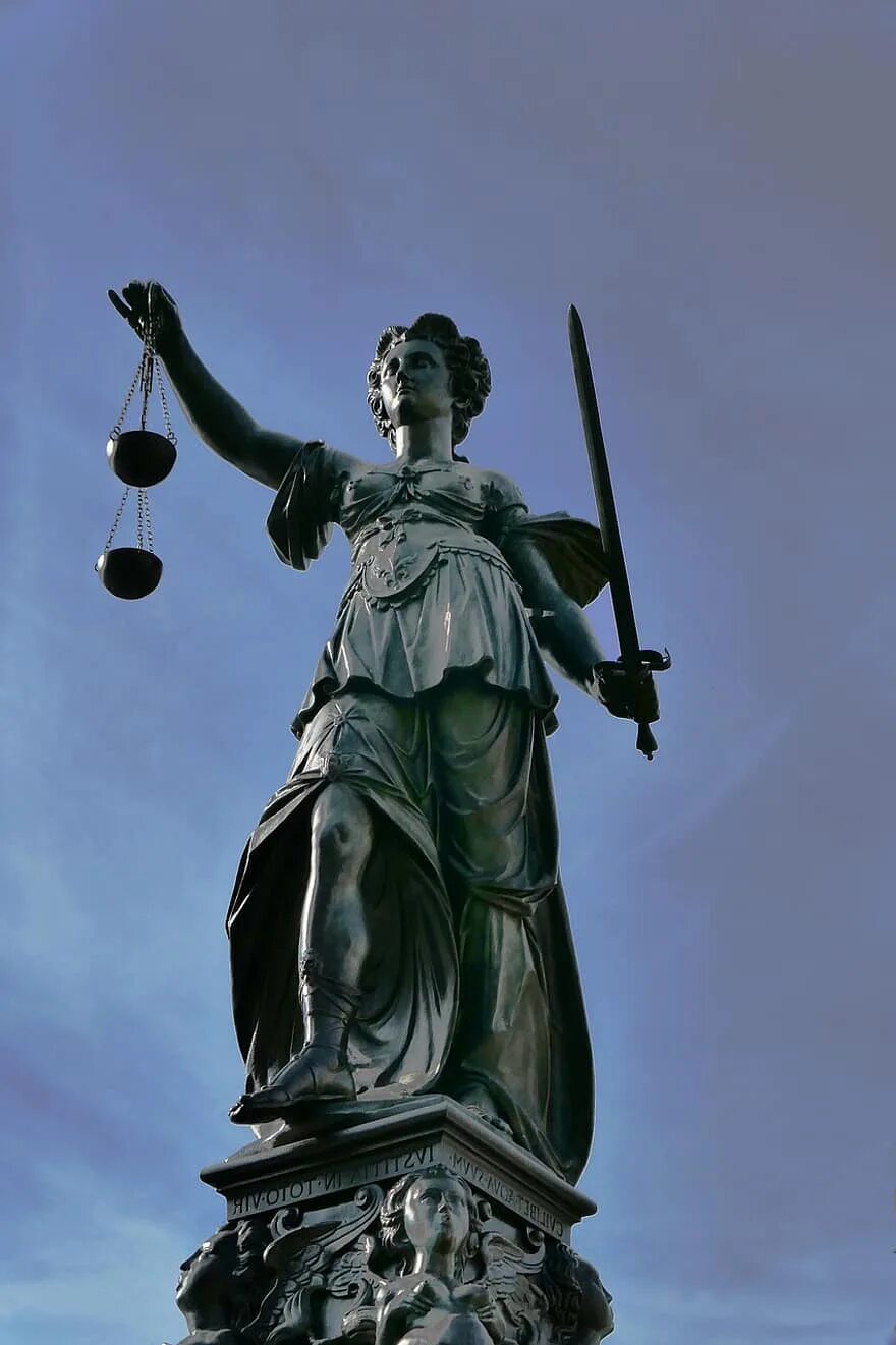 Justice case. Меч правосудия. Меч справедливое правосудие. Памятник женщина с мечом. Память архитектуры женщина с мечом.