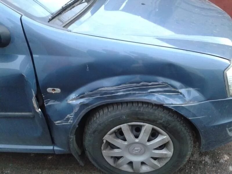 Помята крыша автомобиля. Помятая машина. Мяли помяли. Мятый капот автомобиля. Мяли помяли.
