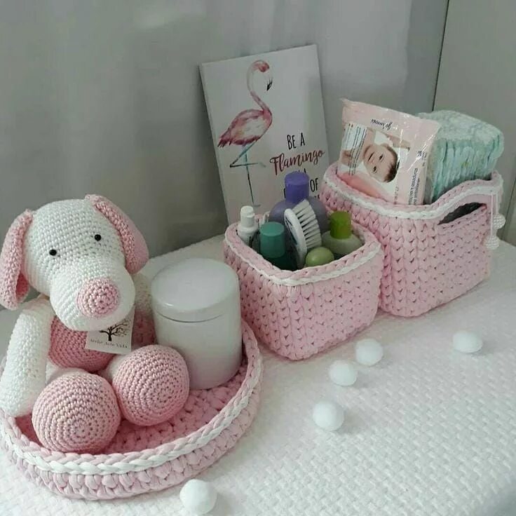 Корзиночка из плюшевой пряжи крючком. Корзинка из плюшевой пряжи крючком. Корзина из плюшевой пряжи. Вязаные корзины из плюшевой пряжи. Корзинка из плюшевой пряжи.