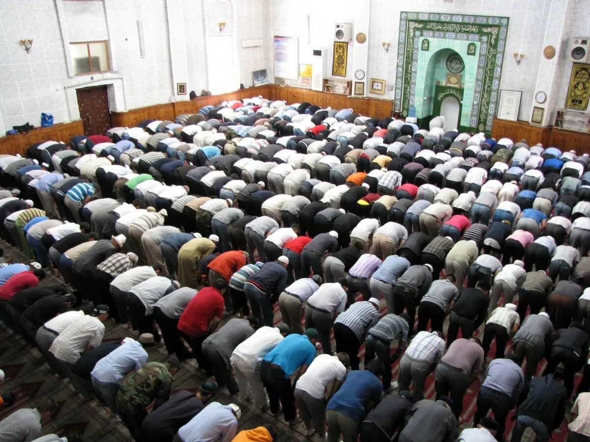 Почему мусульмане совершают намаз. Мечеть намаз Татарстан. Курбан айт мечеть. Молитва в мечети. Мусульмане молятся в мечети.