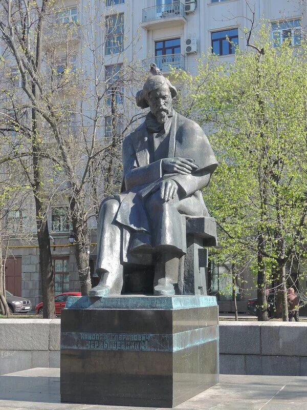 Памятник в чернышевском. Памятник Чернышевскому в Москве. Памятник Чернышевскому на Покровке. Покровские ворота памятник Чернышевскому. Памятник Чернышевскому чистые пруды.