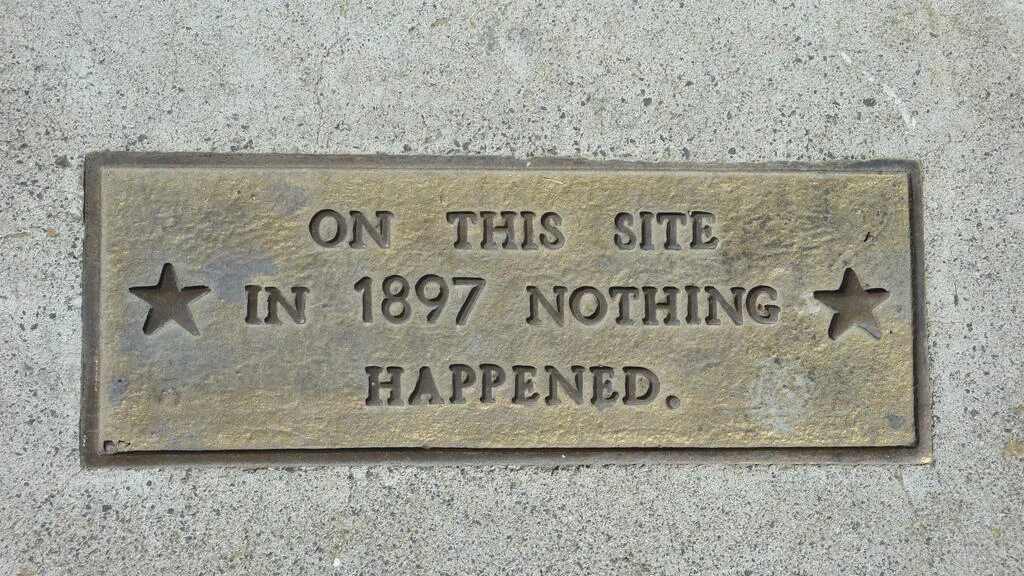 Слова happening happened. 1989 Nothing happened. Tiananmen Square nothing happened. Площадь Таньямень ничего не происходило. На площади ничего не произошло.