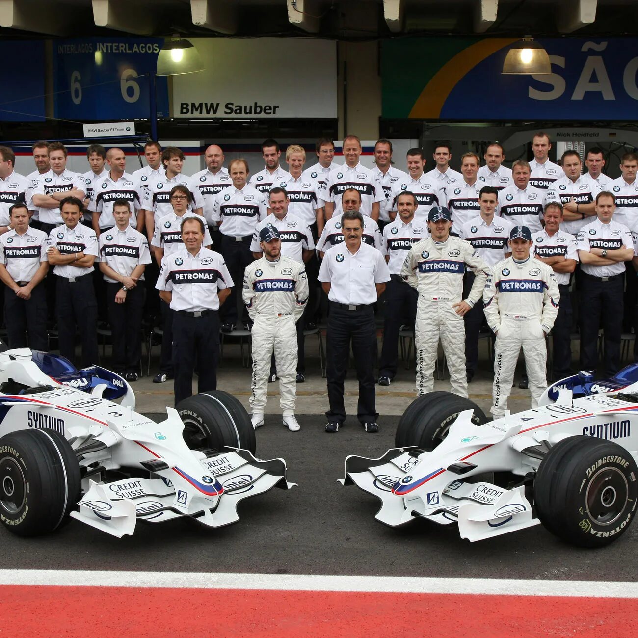 Команда формулы 1 8. BMW f1 Team. BMW Sauber f1 Team. BMW Formula 1. BMW Formula 1 Team.