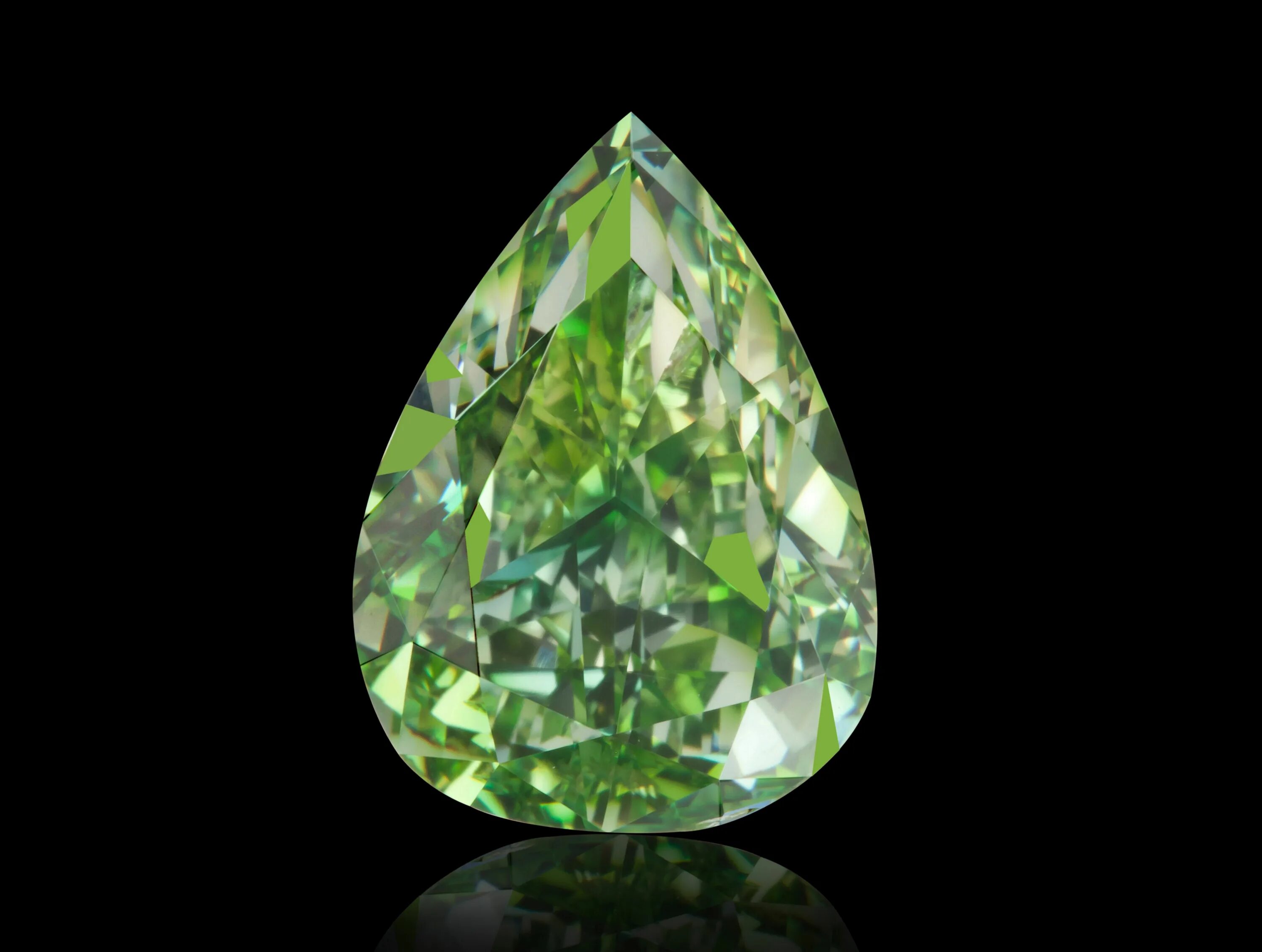 Green diamond. Зеленый Дрезденский Алмаз. Зеленый бриллиант Дрезден. Алмаз «зелёный Дрезденский» (Diamond «Dresden Green»). Зеленый Алмаз фото.