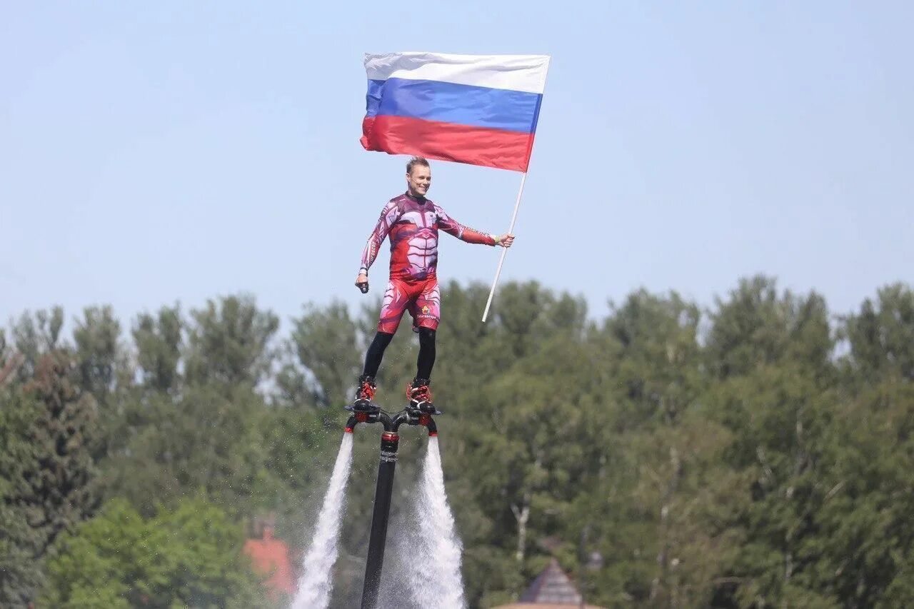 12 июня мужчина. Человек с флагом. Люди с флагами России. День России люди. Машет флагом.