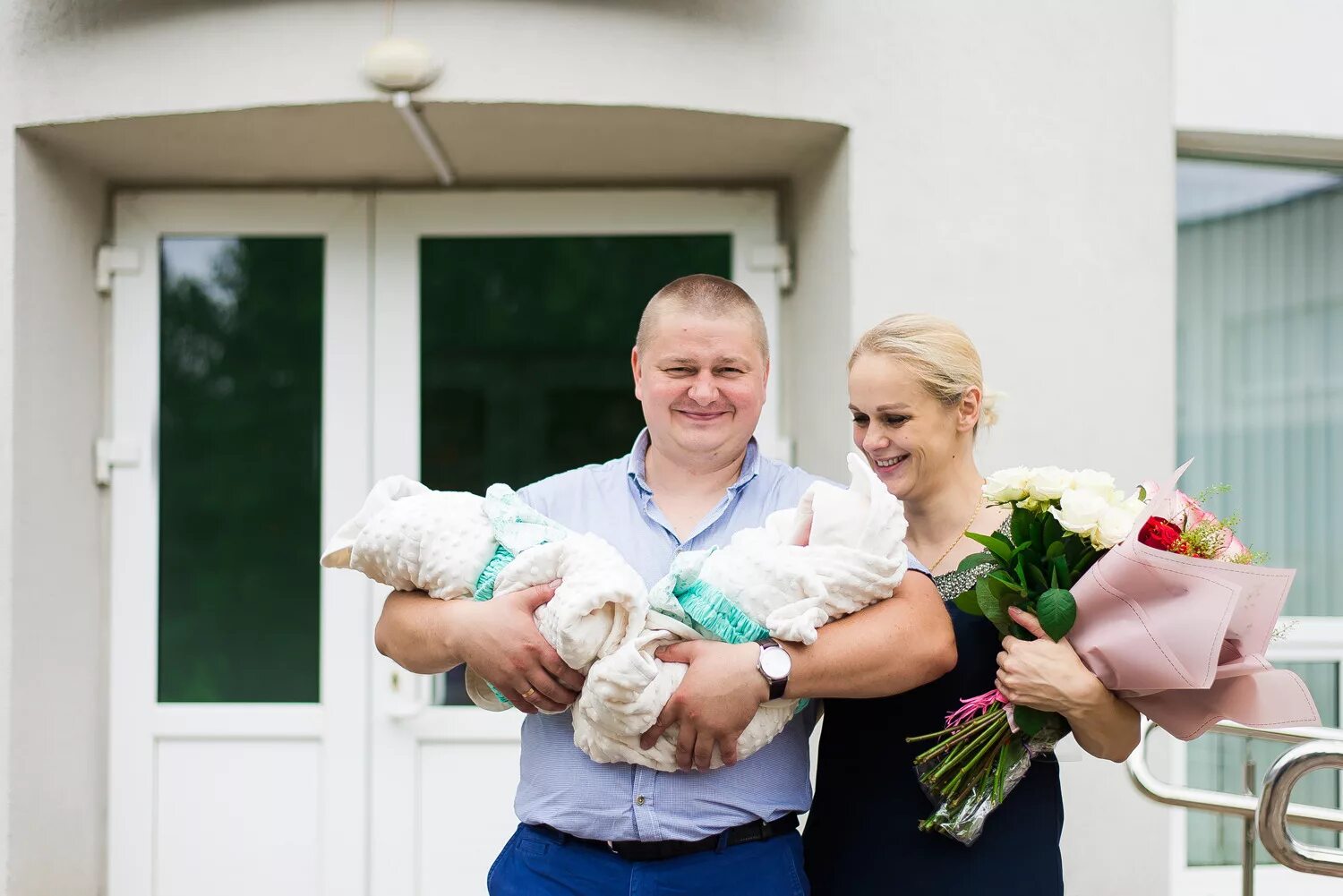 Выписаться без детей. Выписка из роддома. Выписка из роддома фотосессия. Встреча из роддома фотосессия. Фотосессия в роддоме.