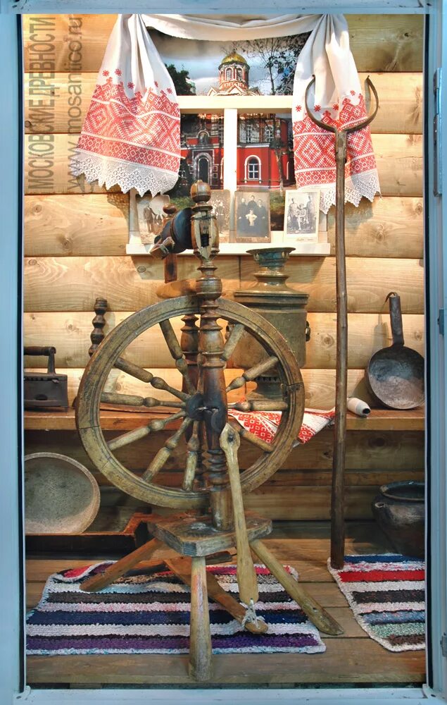 старая прялка в интерьере. музей репина в ширяево. предметы быта на руси прялка. прялка в избе.