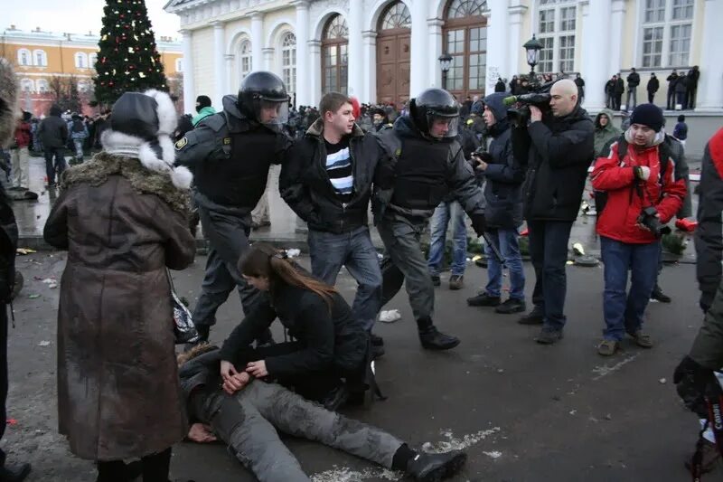 Манежная площадь 2010. Беспорядки на Манежной площади 2010. Скинхеды на Манежной площади. 11.12.2010 Манежная площадь.