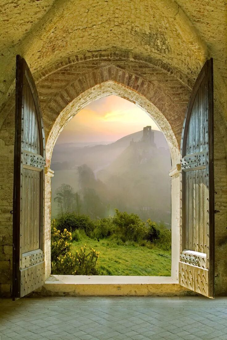 Открытые ворота замка. Арочные окна Тоскана древней усадьбы. Старинные арочные окна. Средневековая арка. Красивые арки.