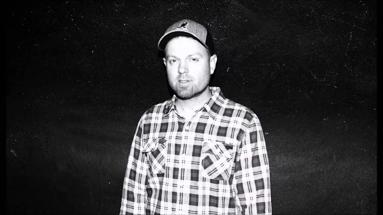 Dj shadow zn slowed. DJ Shadow Unkle. DJ Shadow "Endtroducing". DJ Shadow трип хоп. DJ Shadow фото.