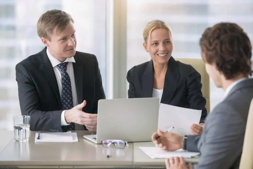 Коммуникация фото. Insurance people. Друзья в ресторане. Бизнес с друзьями. Бизнес переговоры.