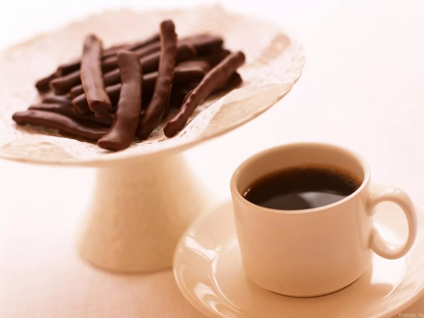 Влияние шоколада на организм. Кофе и шоколад. Кофе с шоколадкой. Чашечка кофе с шоколадом. Чай с шоколадом.