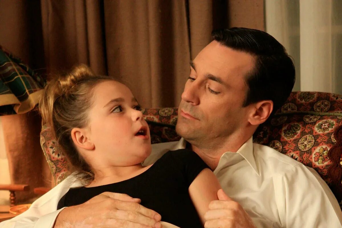 Парно папа русский. Sally Draper. Kiernan Shipka Jon Hamm. Соблазн отца.