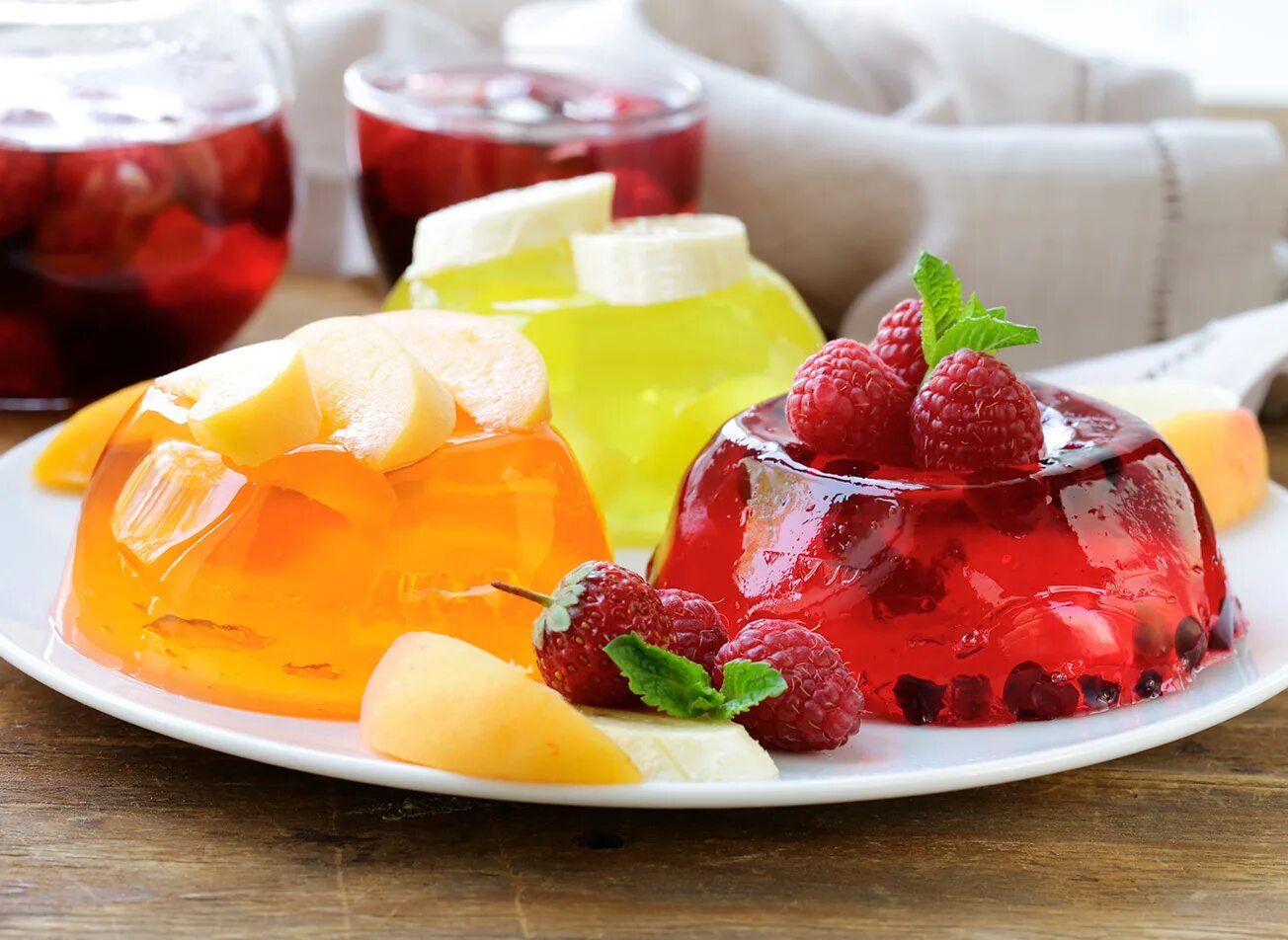 десерт бланманже с фруктами. многослойное ягодное желе. ягодное желе. желе десерт джелли фрукты. сладкие желеобразные блюда.