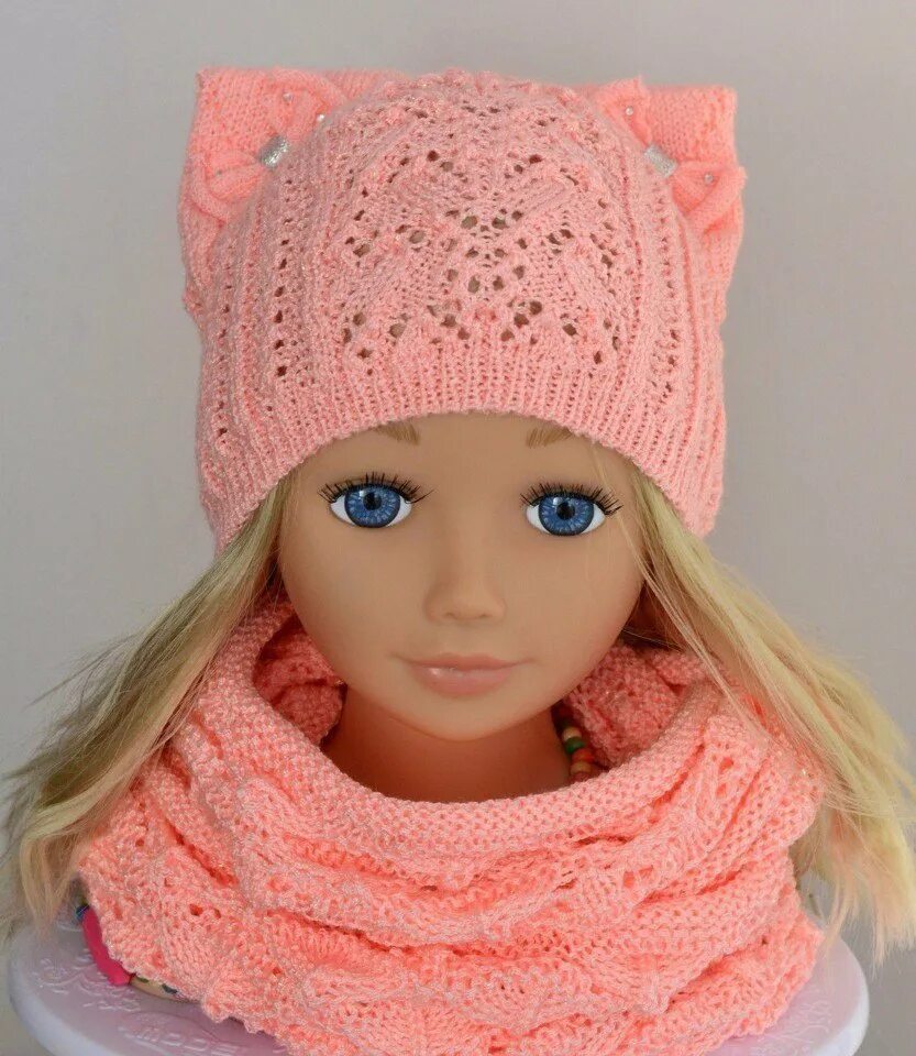 Вязаные шапочки для девочек. Шапка вязаная для девочки. Шапка вазальная детская. Шапка для девочки. Девочка в шапочке.
