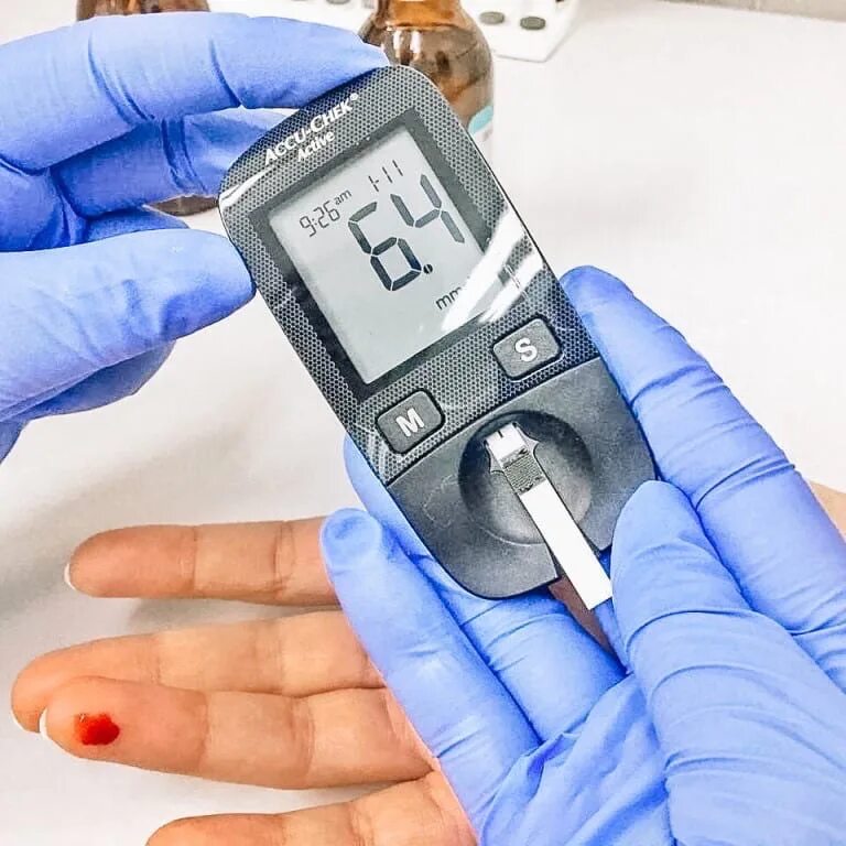 Сахарный диабет. Как проверить сахар глюкометром. Измерение уровня глюкозы крови с помощью глюкометра. Как проверить сахар глюкометром. Глюкометр кровь.