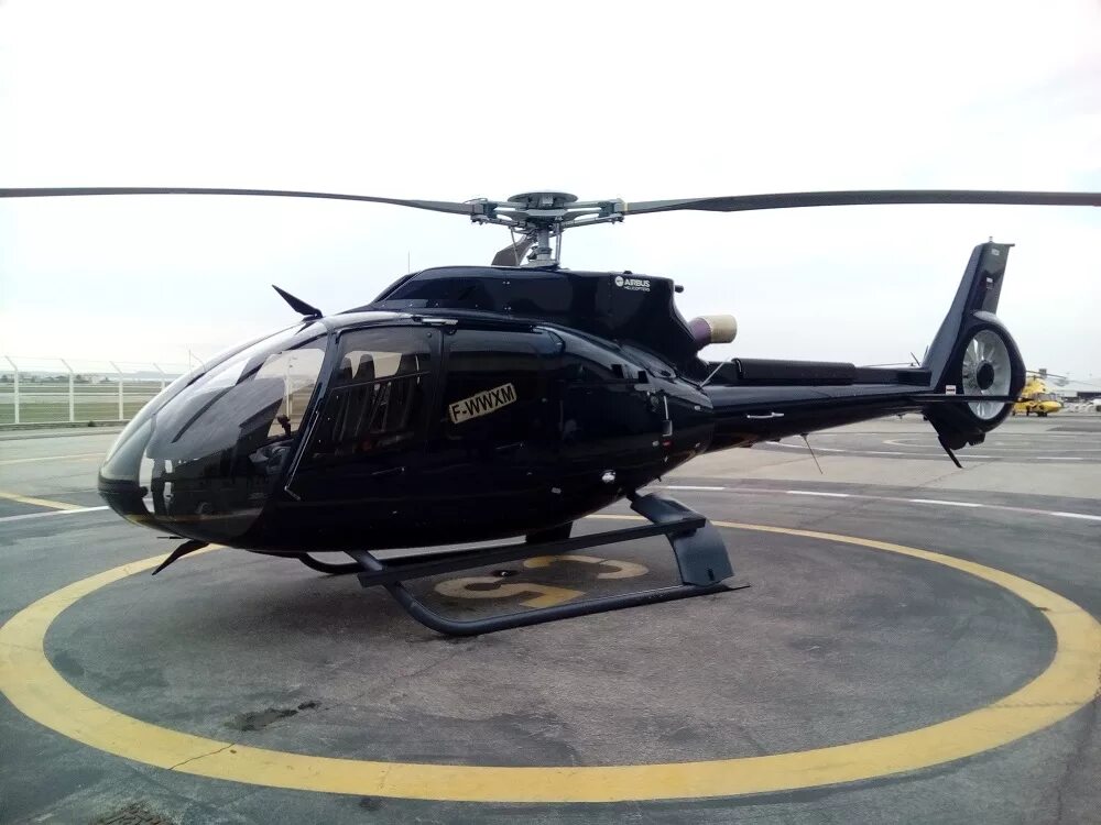 Купить вертолет бу в россии. Airbus Helicopters h130. Вертолет н 130. Eurocopter ec130. Airbus Helicopters h130 кабина.