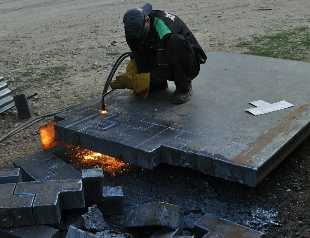 Выезд металл. Резка металла газом. Газорезка металла. Газорезка металлоконструкций. Резка металла газорезкой.