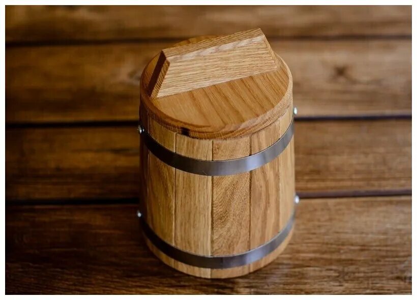 деревянная бочка. уторник бондарный инструмент. кадка деревянная. бондарное производство. бочка из досок.