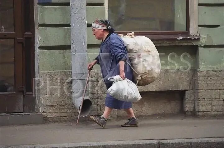 Тетя приехала в гости к племяннику. Женщина в мешке. Женщина с мешком картошки. Бабка с мешком. Бабка с мешком на спине.