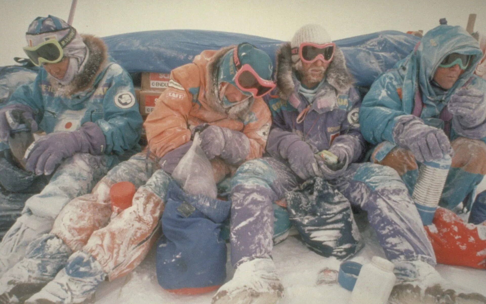 Наша экспедиция задуманная еще зимой носила научный. Люди на Северном полюсе. Антарктида люди. Одежда полярников в Антарктиде. Костюм для Антарктиды.
