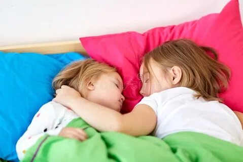 Облизывает спящих девочек