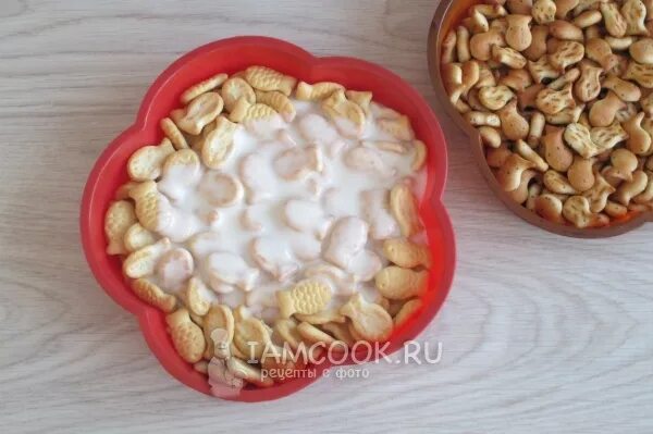 Торт из крекера рыбки. Печенье рыбки вареная сгущенка и сметана. Рыбки со сгущенкой печенье. Торт из печенья рыбки со сметаной. Перемешать печенье и сгущёнку.