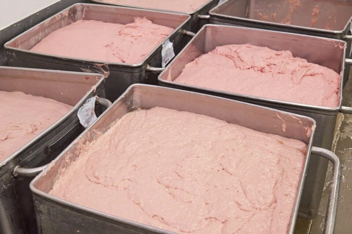 Итальянская колбаса мортаделла. Колбаса вареная в фарше. Мясные изделия. Колбаса вареная в фарше. Колбаса вареная в фарше.