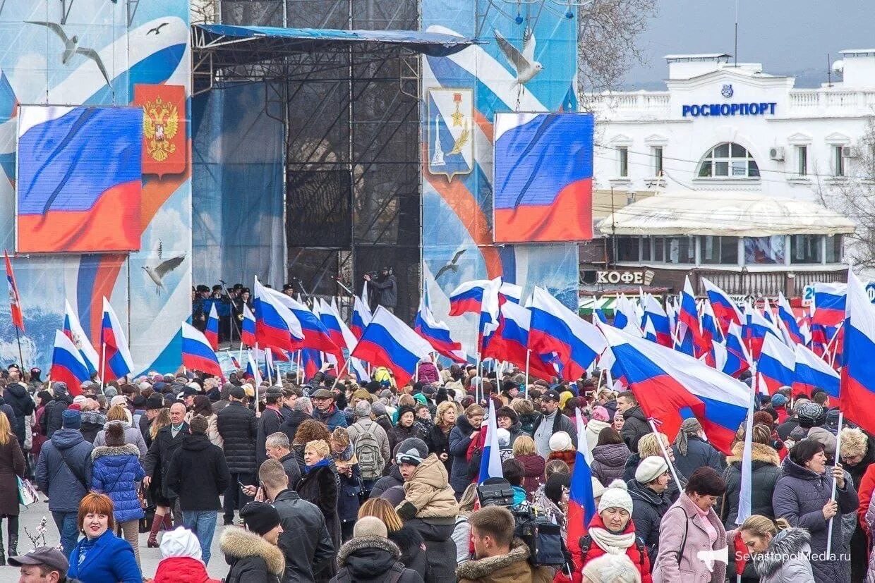 Площадь Нахимова митинг 2014. Севастополь площадь Нахимова 23 февраля 2014. Крым в феврале 2014 года